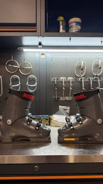 Skischuhe in der Bootfitting-Werkstatt