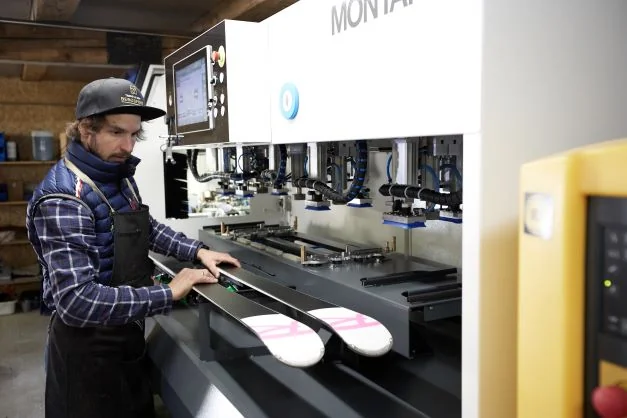 Julian bei der Arbeit an der MONTANA Skiwerkstatt