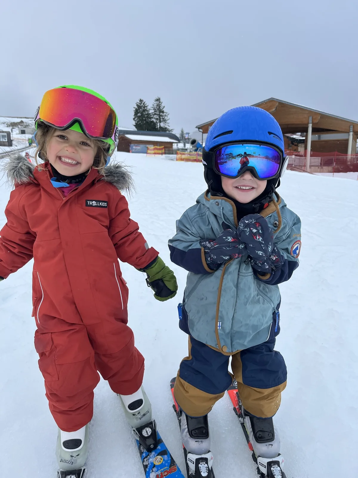 Gemeinschaft und Freude bei einem BERGSPORT JA Schneesporttag