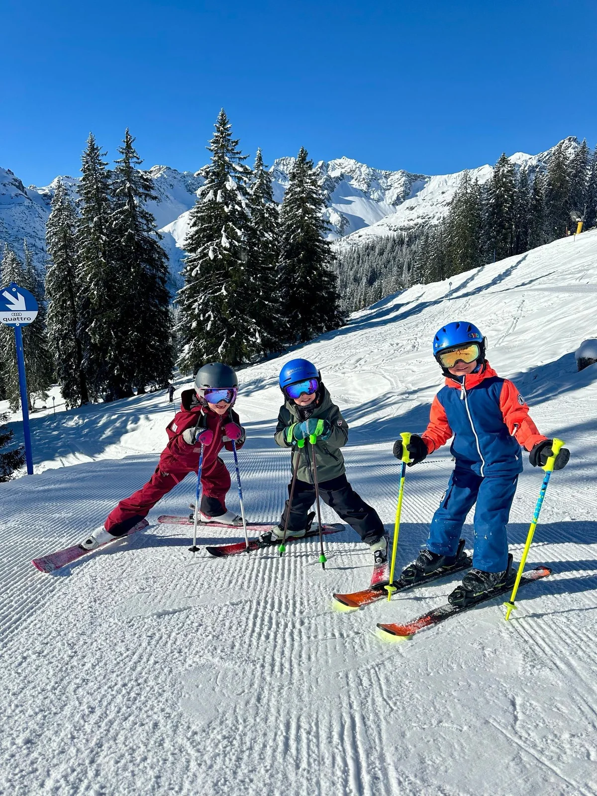 Kinder beim gemeinsamen Skifahren im Kids Camp