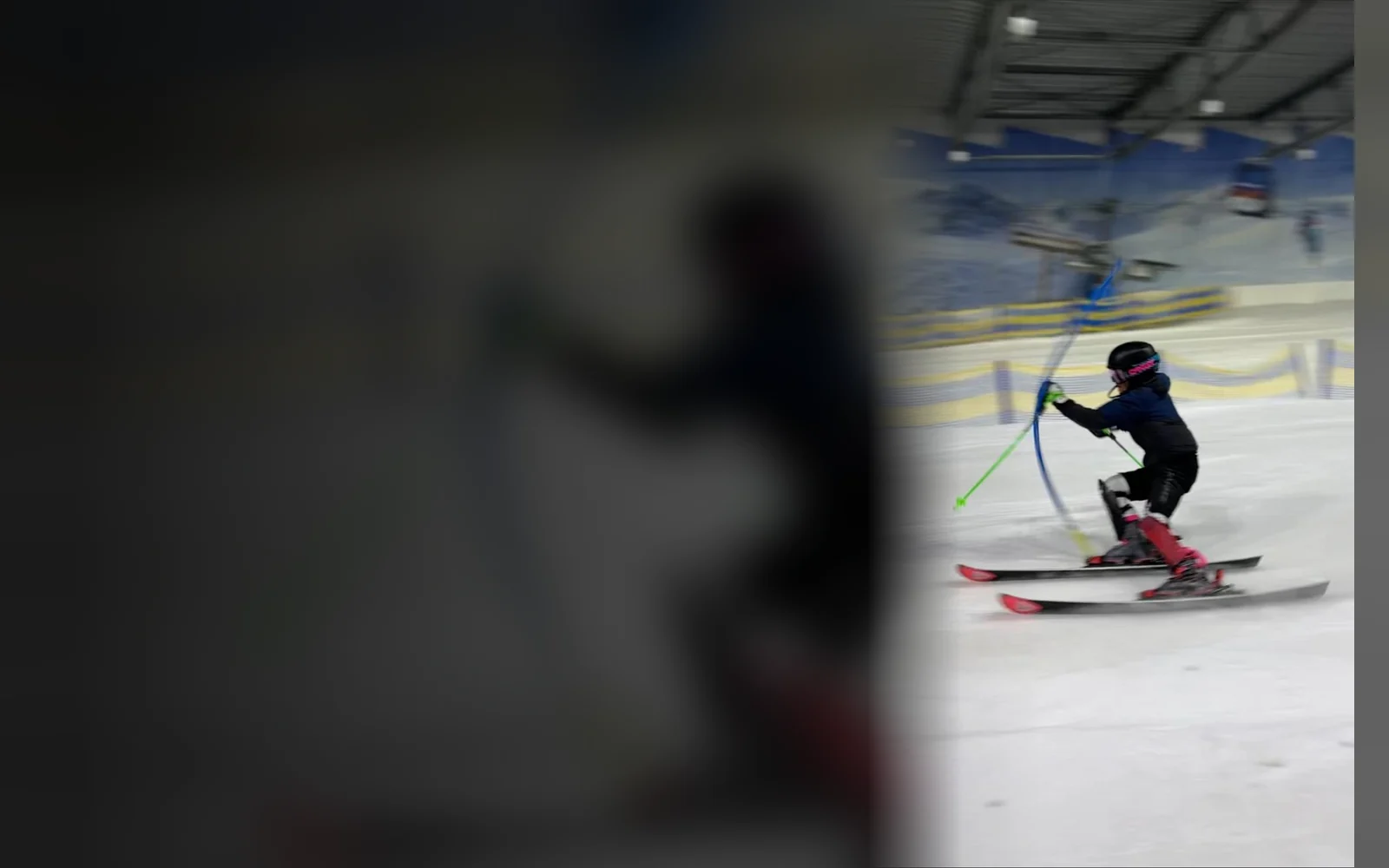 U14-Athlet beim Stangentraining in der Skihalle auf von BERGSPORT JA eingeschliffenen Rennski