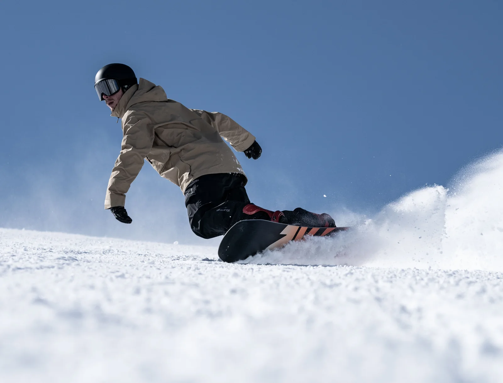 Snowboarder im weichen Schnee