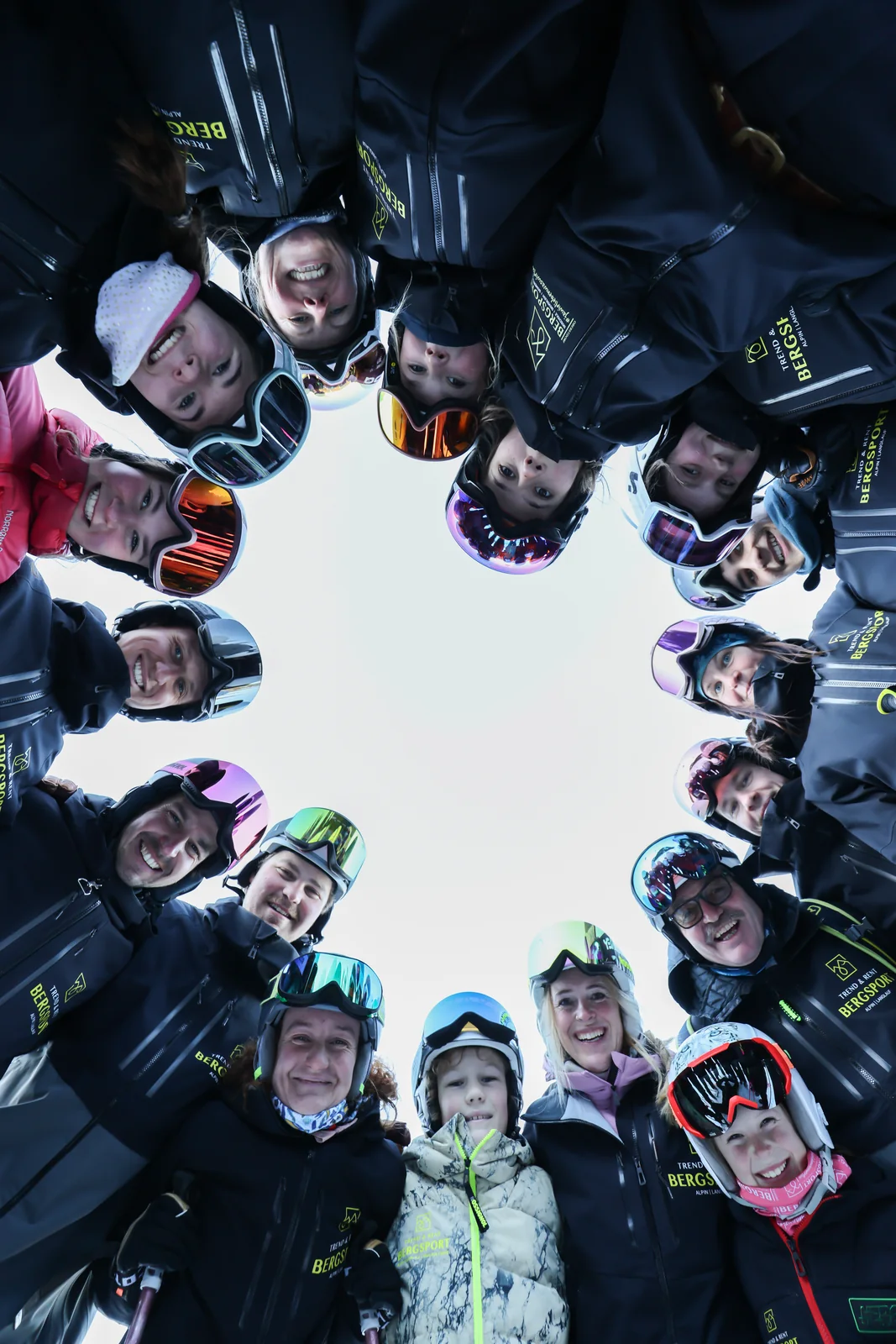 BERGSPORT JA Teamkreis im Schnee