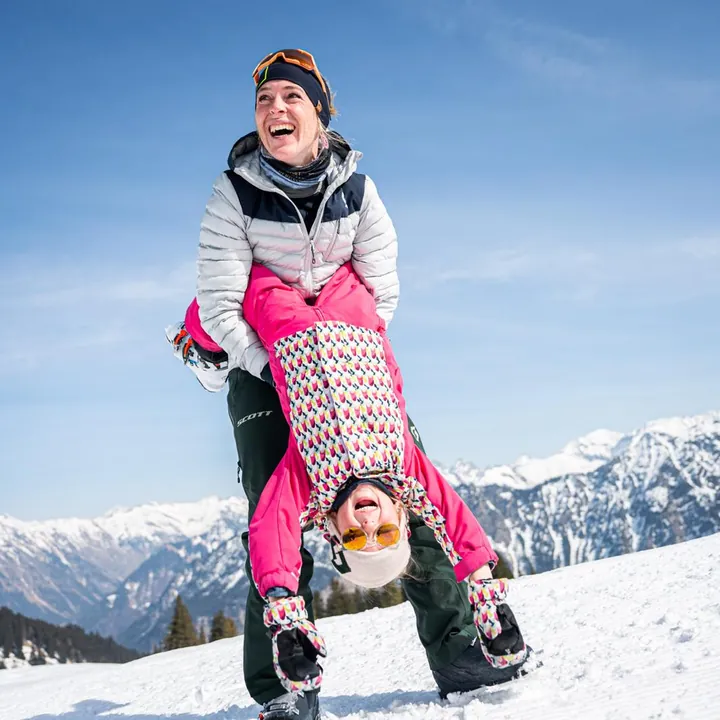 Agnes bei einem winterlichen Erlebnis mit Kind