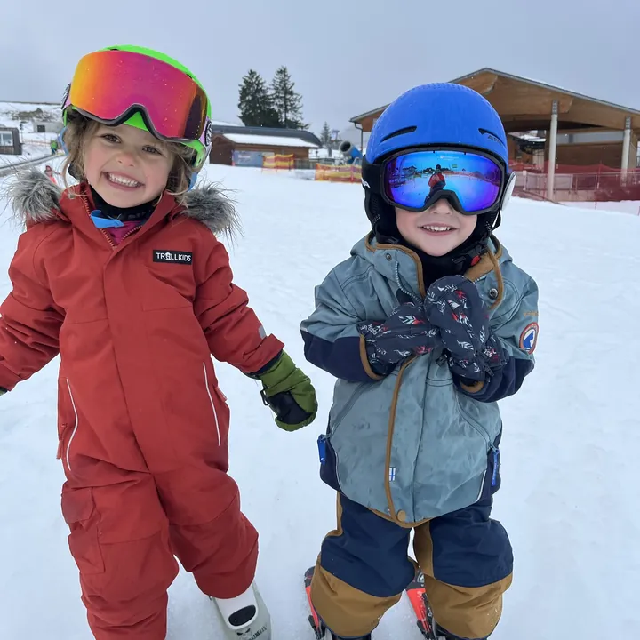Zwei Kinder beim Skikurs