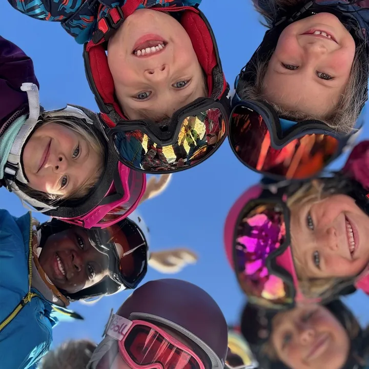 Fröhliche Kinder beim Kids Camp im Schnee