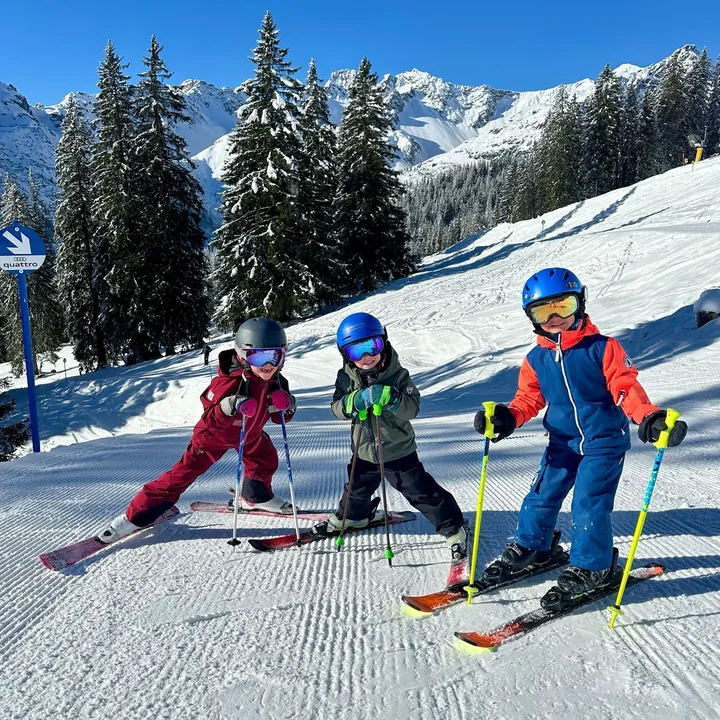 Kinder beim gemeinsamen Skifahren