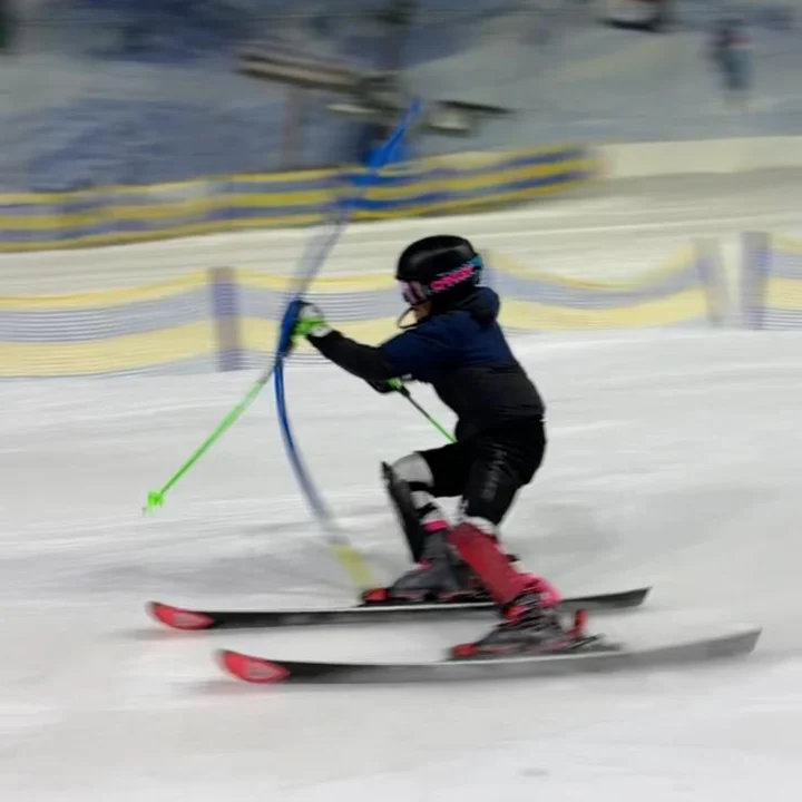 U14-Athlet beim Stangentraining in der Skihalle auf von BERGSPORT JA eingeschliffenen Rennski