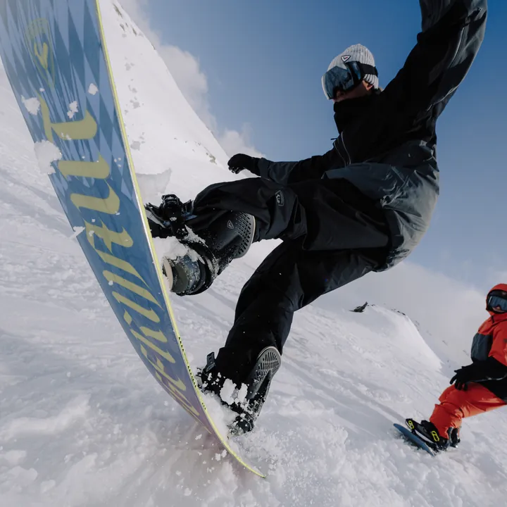 Snowboard-Action im Schnee