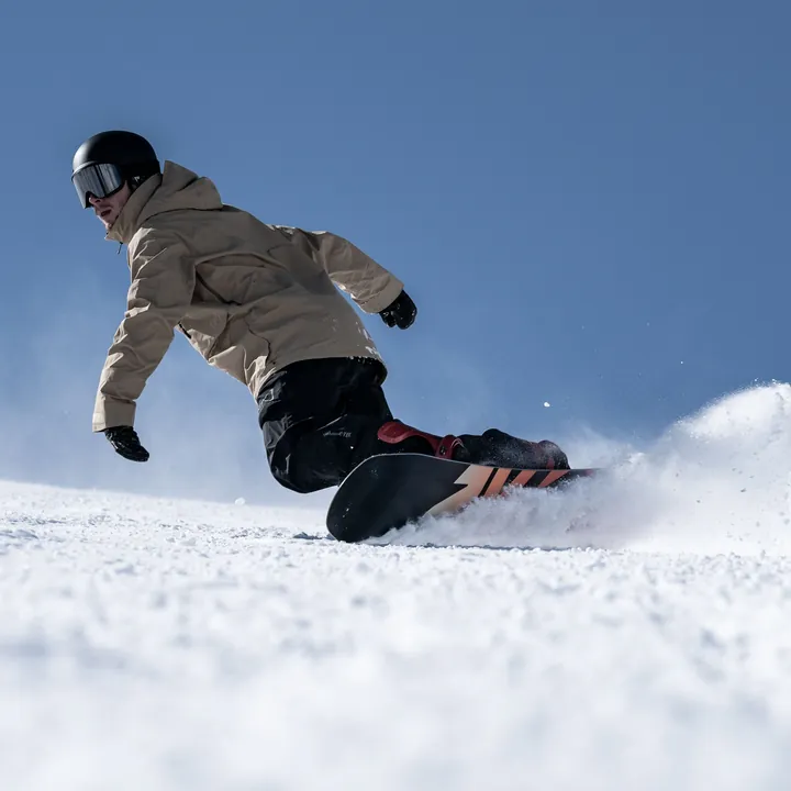 Snowboarder im Pulverschnee