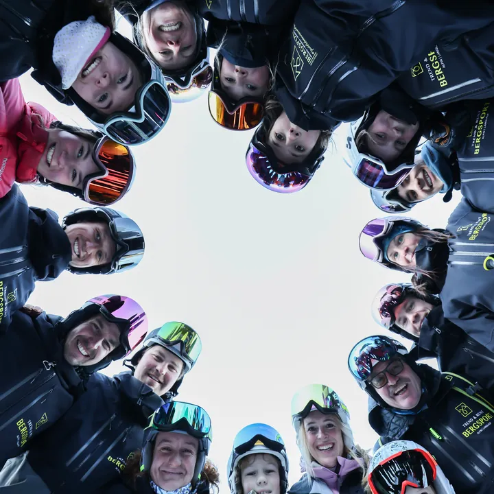 BERGSPORT JA Teamkreis im Schnee