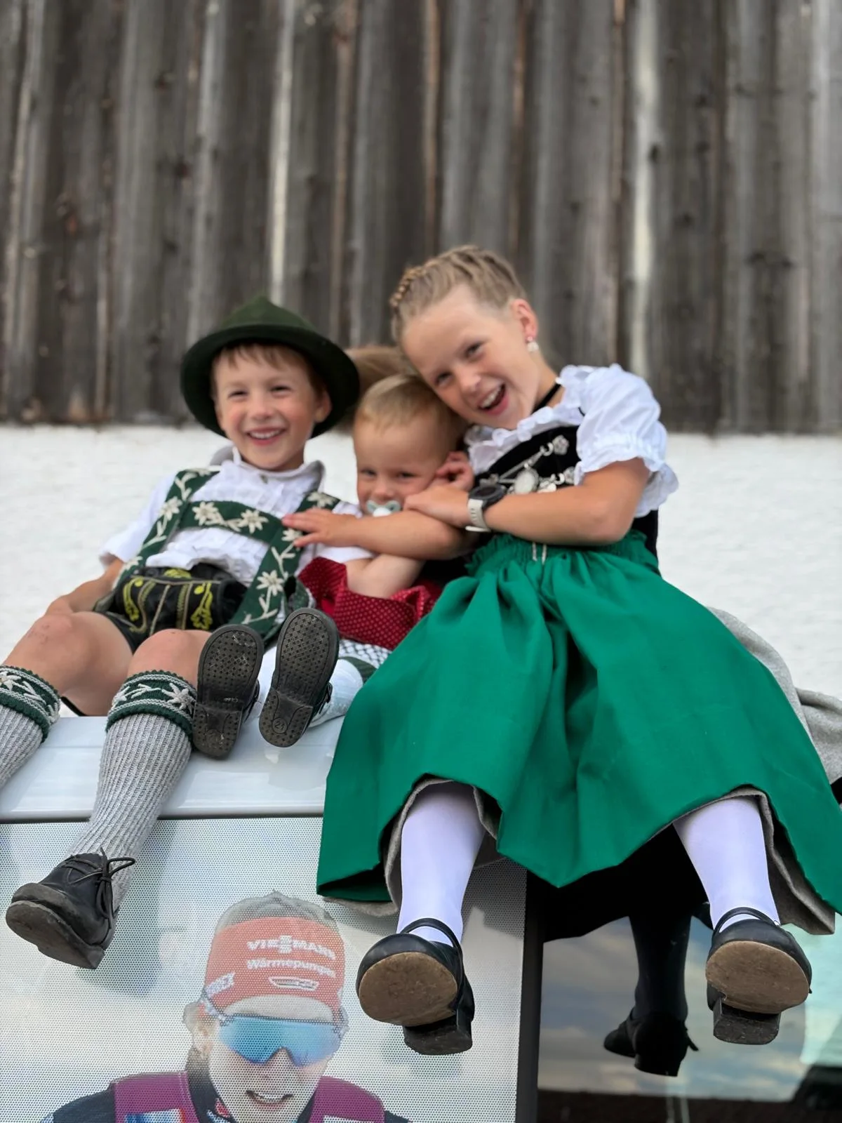 Drei Kinder in Allgäuer Tracht