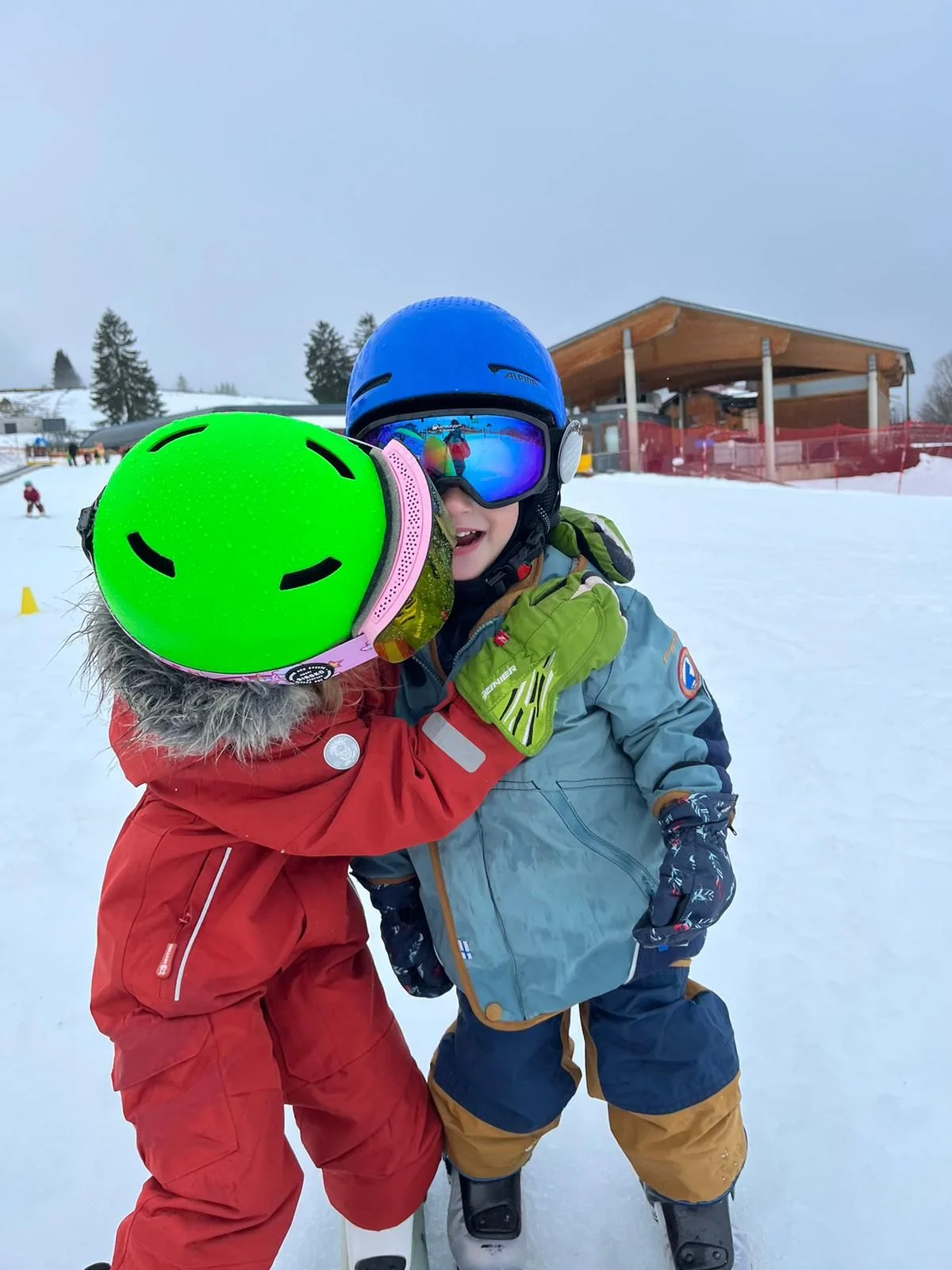 Zwei Kinder gemeinsam auf Ski im Schnee