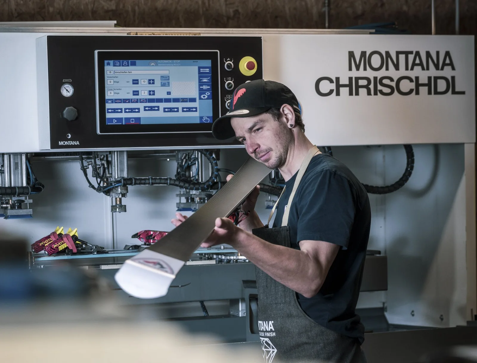 Skiservice an einer professionellen Montana-Servicemaschine